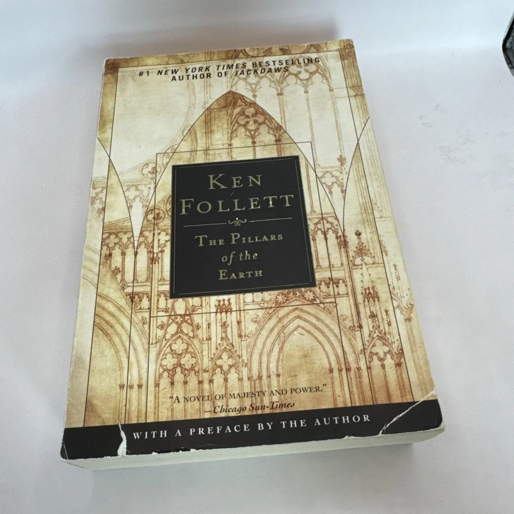 The Pillars of the Earth (Deluxe Edition) (Oprah's Book Club) - VERY GOOD